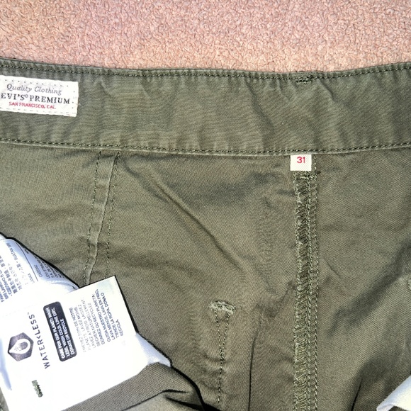 Levi's Women's Baggy Cargo Pants in Olive Night Size 31W x 30L - Picture 6 of 8